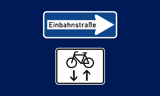 Verkehrsschild: Radverkehr im Gegenverkehr und Einbahnstraße.