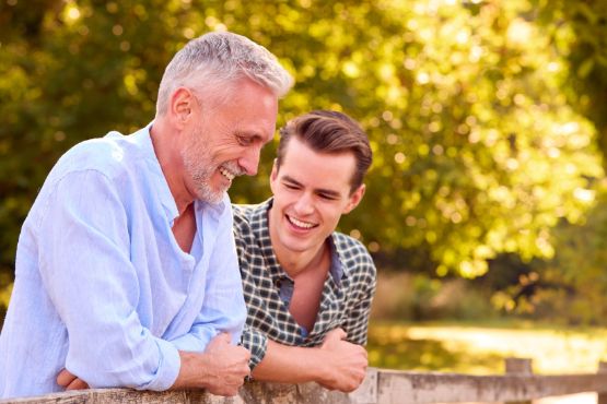 Vater und Sohn unterhalten sich über das Thema Schenkung versus Erbe.