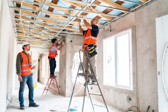 Handwerker renovieren Wohnung: typische Ausgaben im Rahmen der Nebenkosten beim Hauskauf