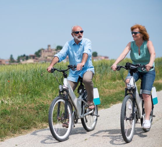 fahrrad-fahren-altes-paar-mit-dem-fahrrad-unterwegs.jpg