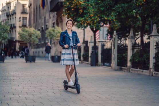 frau-mit-e-scooter-in-der-stadt.jpg