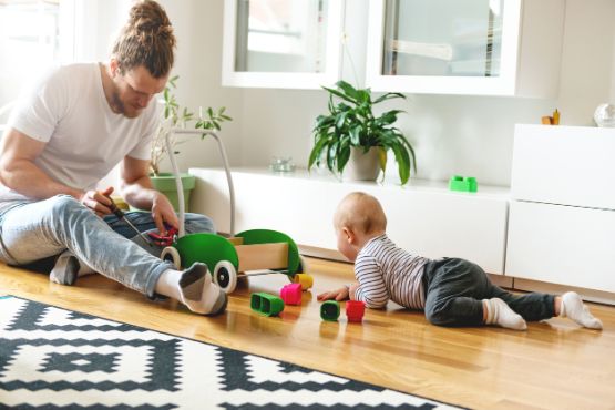 hausratversicherung-vater-sohn.jpg