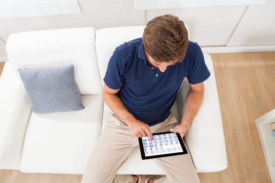mann-sofa-kalender.jpg