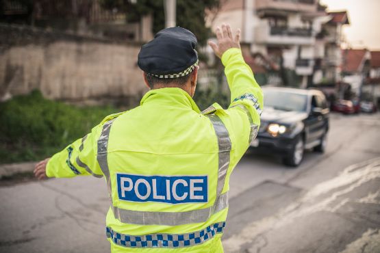 polizist-verkehrskontrolle.jpg