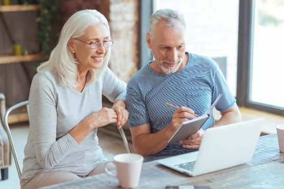 rentenbesteuerung-rentner-laptop-zu-hause.jpg