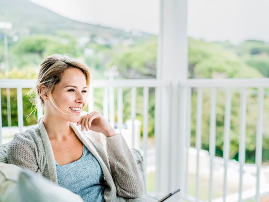 renteninformation-glueckliche-frau-balkon.jpg