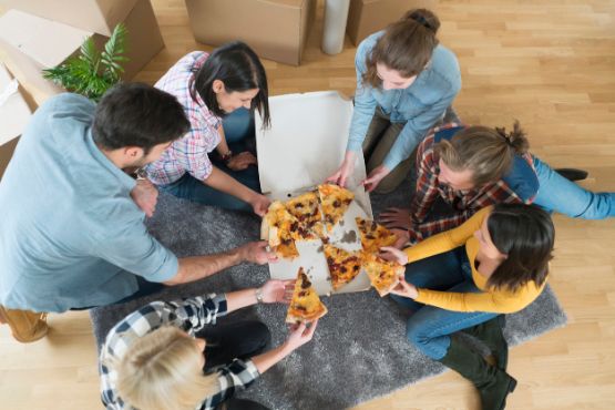 umzug-versicherungen-wg-pizza.jpg