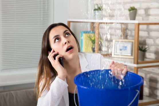 wasserschaden-eimer-laeuft-voll.jpg
