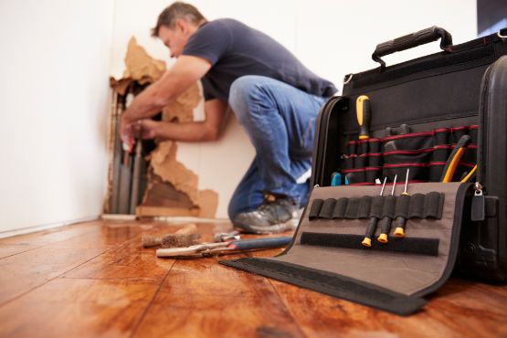 wasserschaden-reparatur-mann-wand.jpg