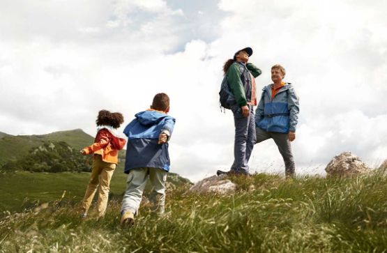 Eine Familie erklärt ihren Kindern die Vorteile einer privaten Rentenversicherung wie der AnsparKombi Safe+Smart. 