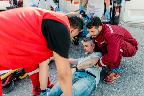 Sanitätsteam hilft verletzter Person.