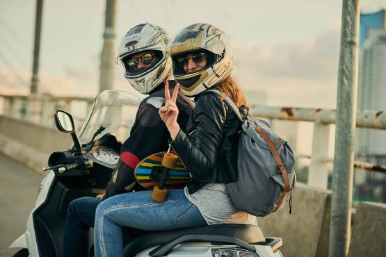 Zwei Personen auf fahren auf einem Motorrad.