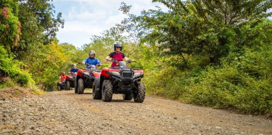 Felix auf seinem Quad in einer schönen Landschaft unterwegs – perfekt geschützt mit der R+V-Quadversicherung