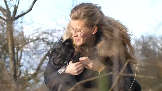 Kundin mit ihrem Hund