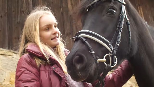 Pferdebesitzerin mit Pferd