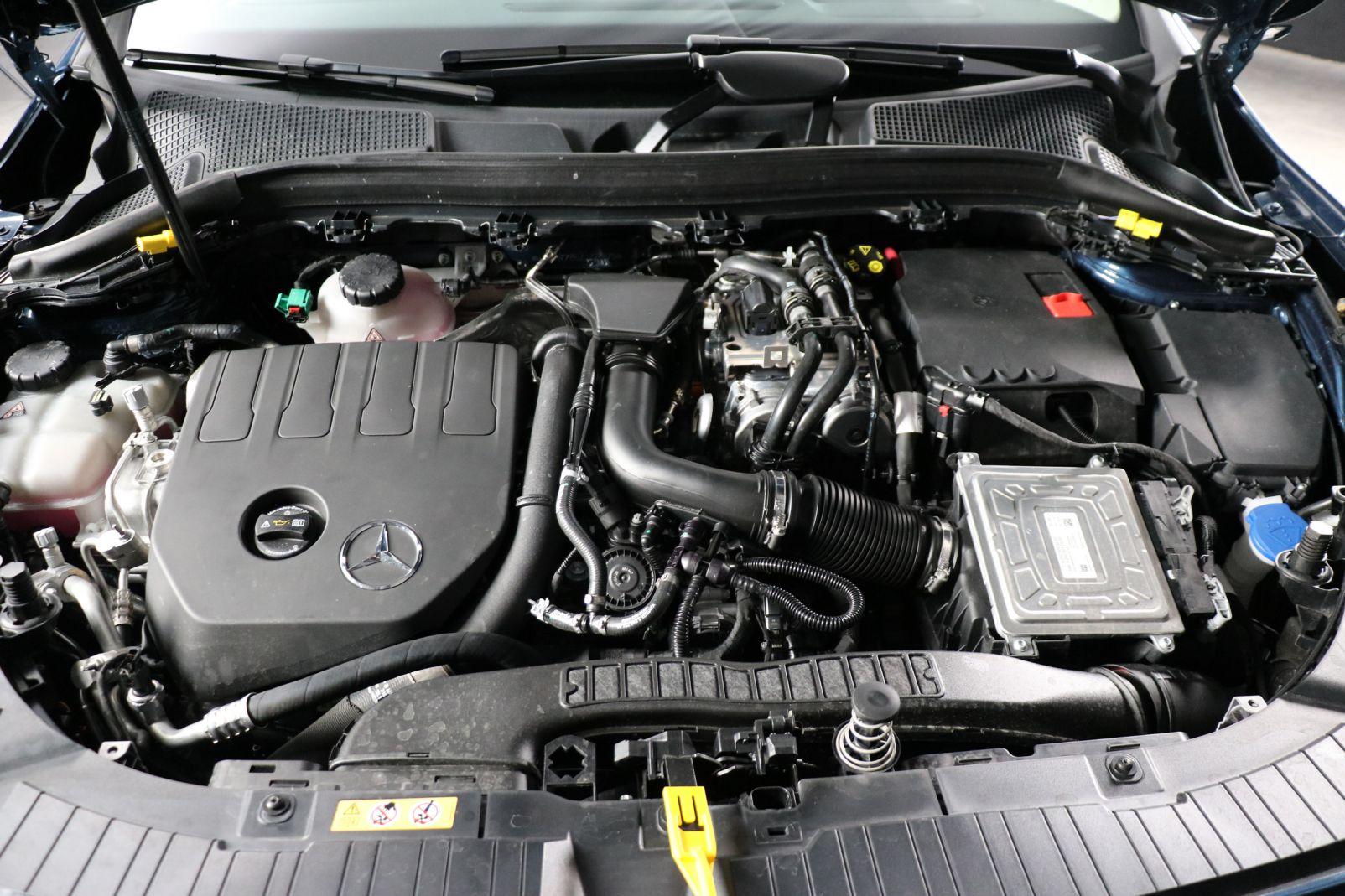 Mercedes-Benz GLA 250e Blick unter die Motorhaube