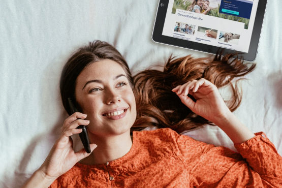 Frau telefoniert mit Smartphone