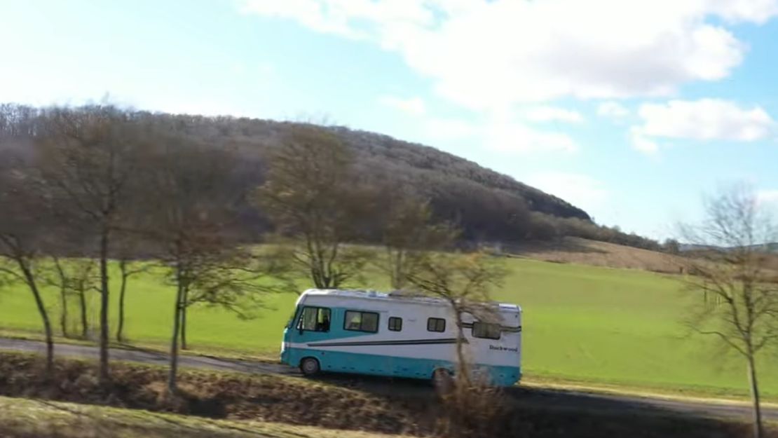 Caravan fährt auf einer Landstraße