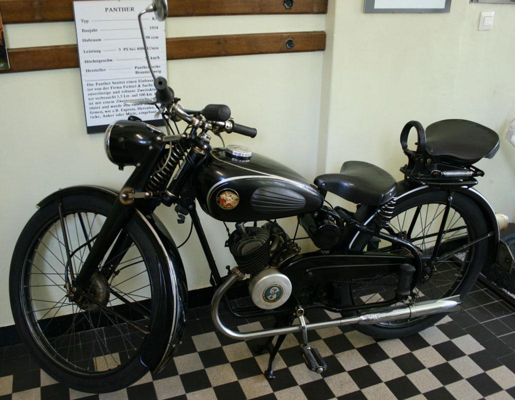 Motorfahrrad Panther TS, 1954, F&S 98 (Von Ruecki aus der deutschsprachigen Wikipedia, CC BY-SA 3.0, https://commons.wikimedia.org/w/index.php?curid=25096258)