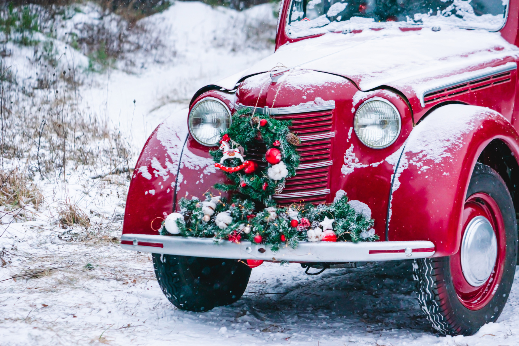 Weihnachtlich geschmückte Autos: Sicherheit geht vor