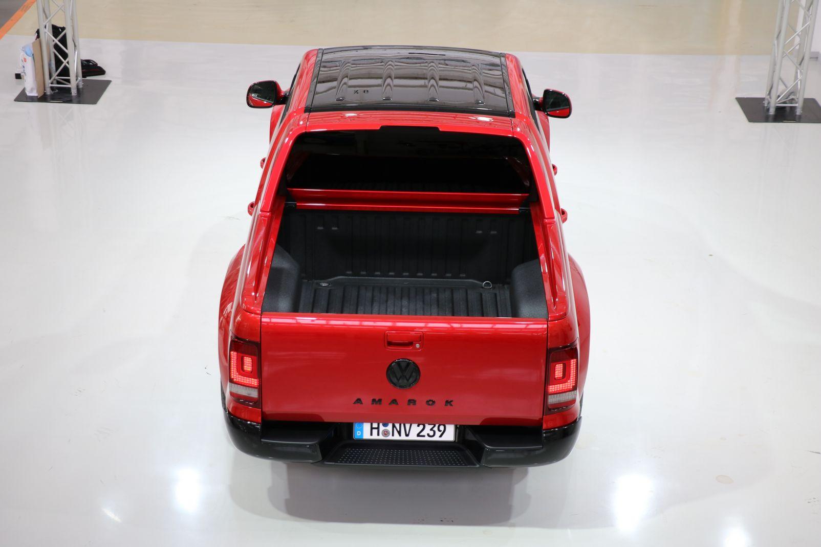 Roter VW Amarok V6 RED ROK mit Blick auf die Ladefläche