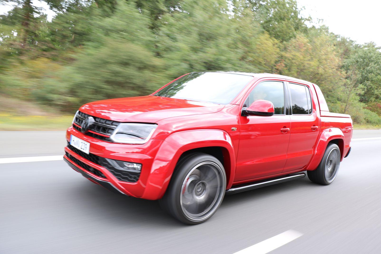 roter VW Amarok V6 TDI Probefahrt auf der Straße