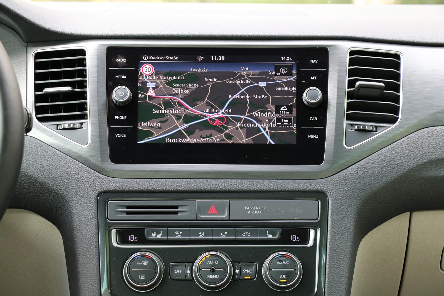 Modernes Infotainmentsystem im VW Golf Sportsvan