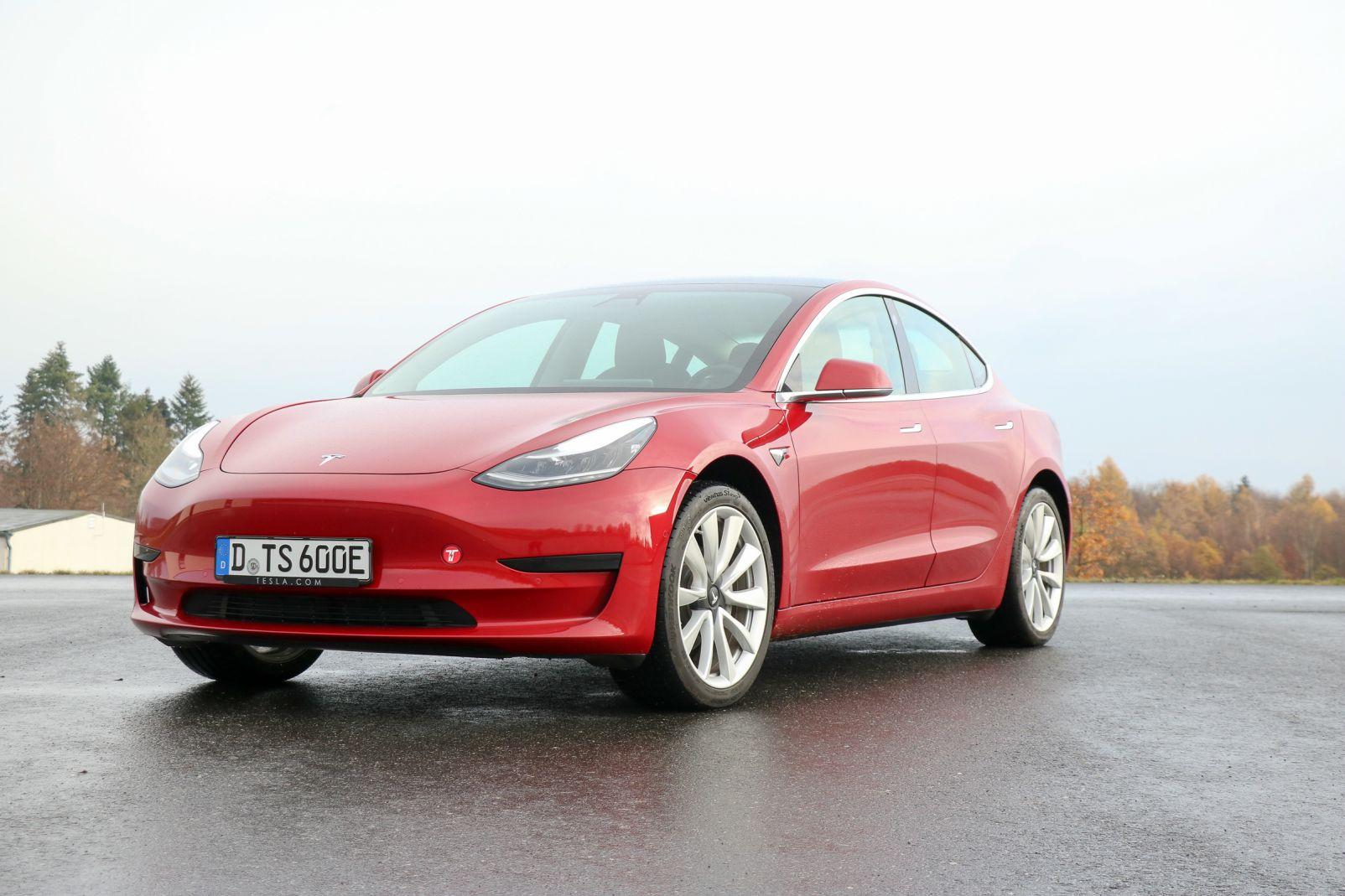 roter Tesla Model 3