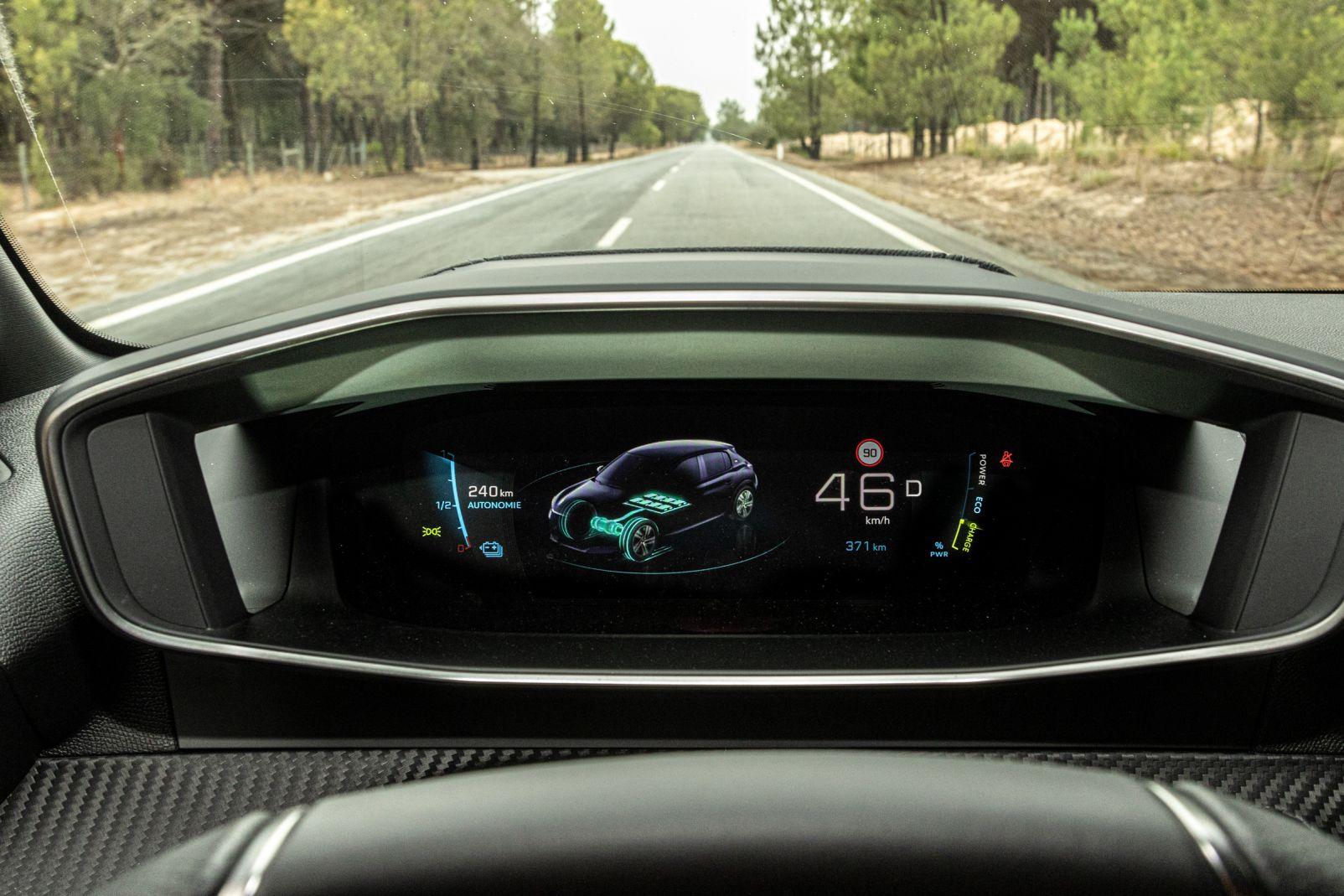 Peugeot e-208 Blcik auf das Cockpit-Display