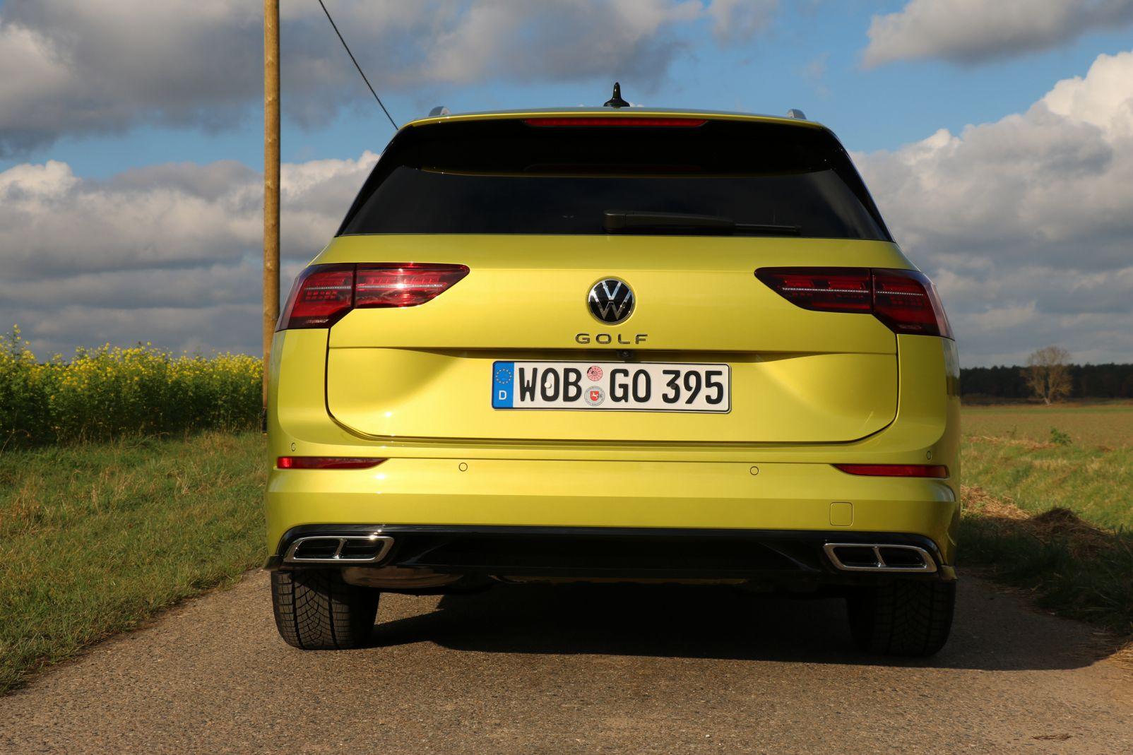 VW Golf 8 Variant von hinten