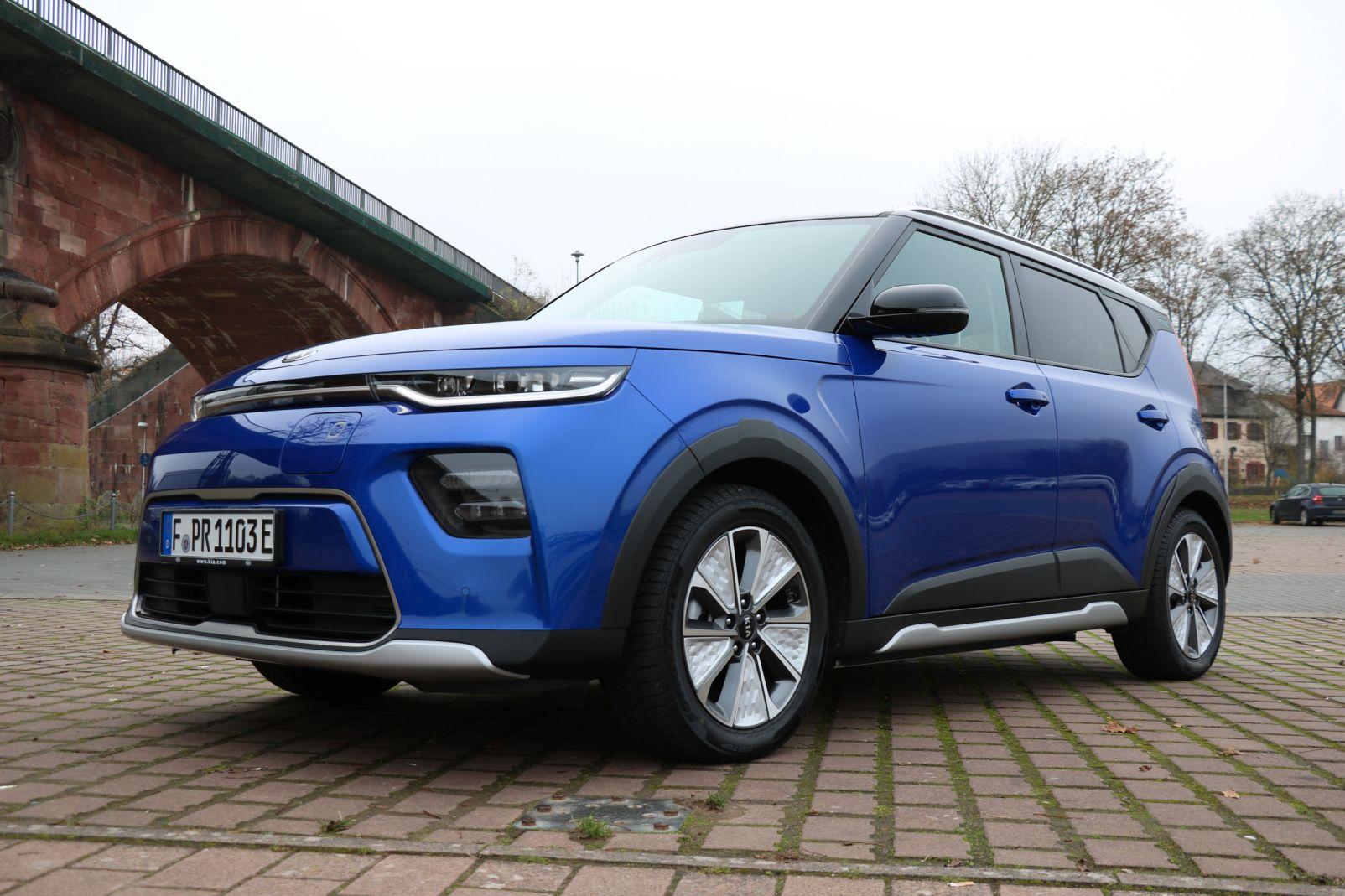 blauer Kia e-Soul 