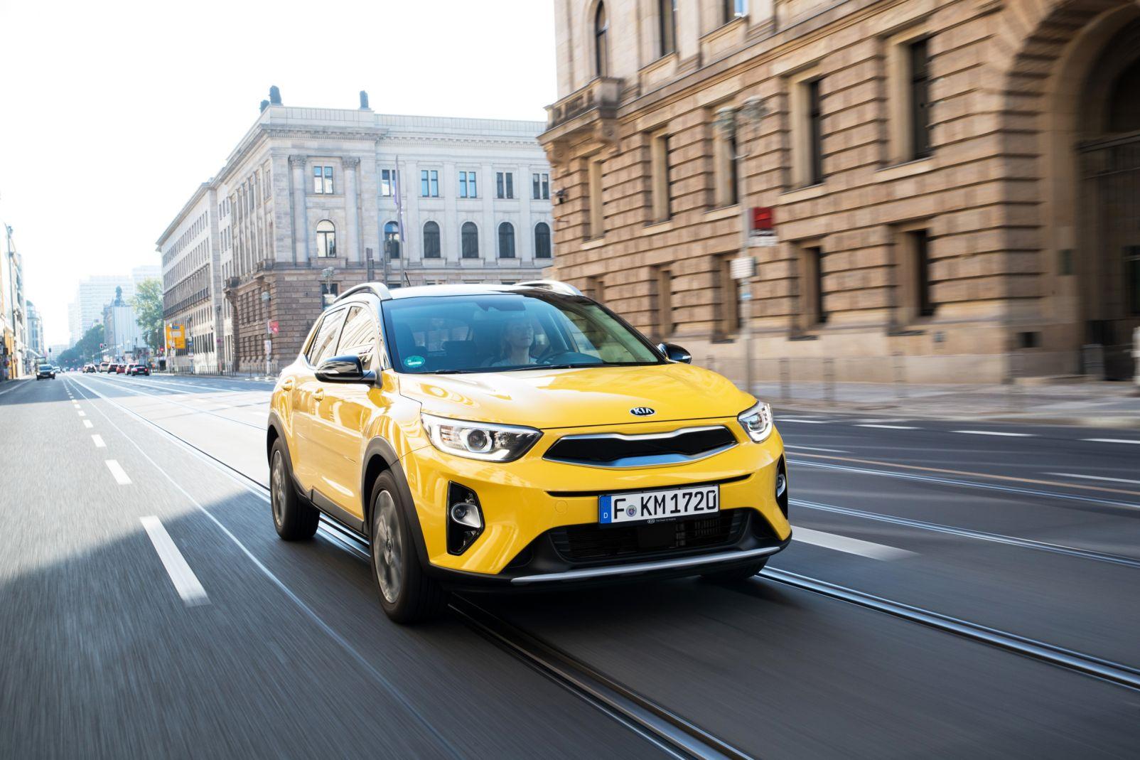 Kia Stonic R+V24 Drive Check auf der Straße in der Innenstadt 