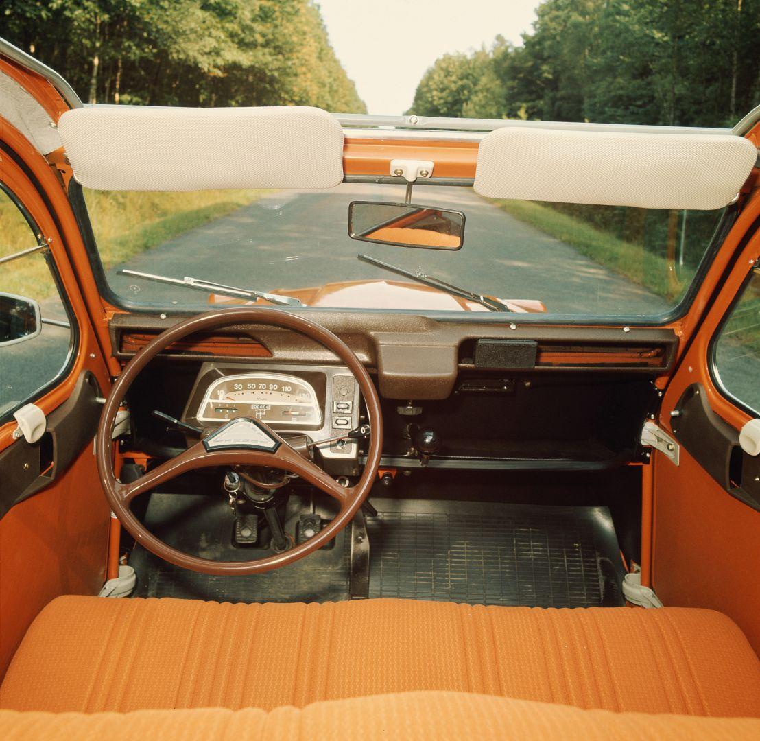 Reloverschaltung, Faltdach, Kuschelbank: Citroen 2CV!