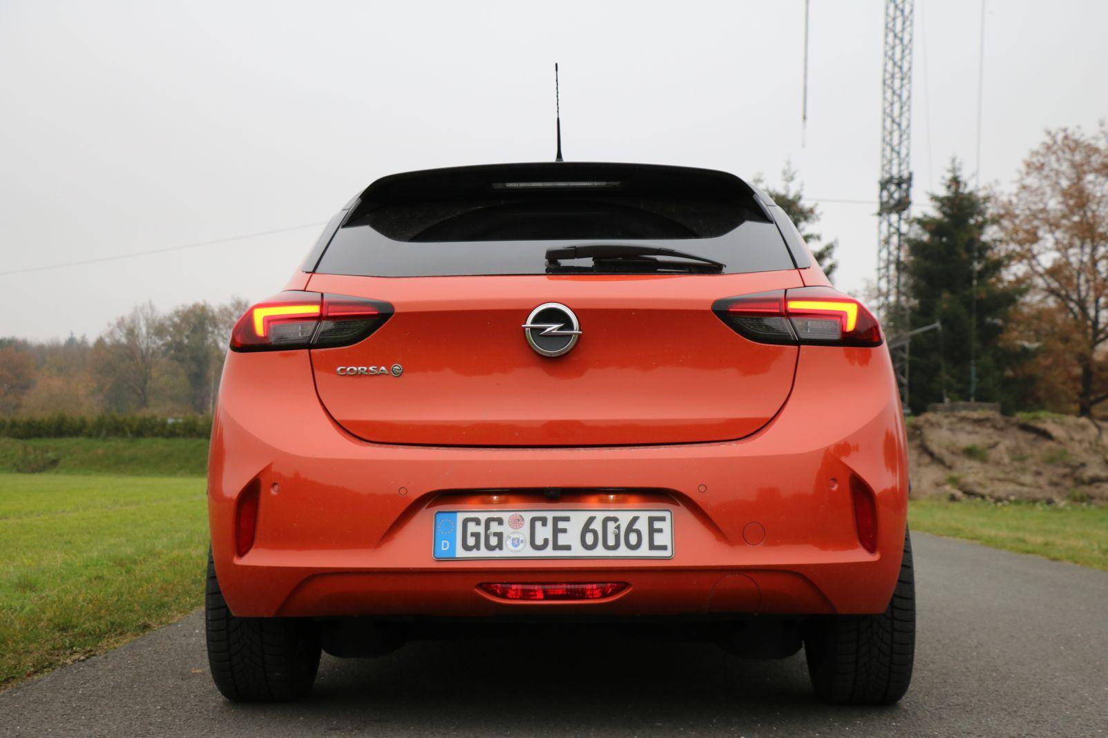roter Opel-Corsa-e Heckansicht 