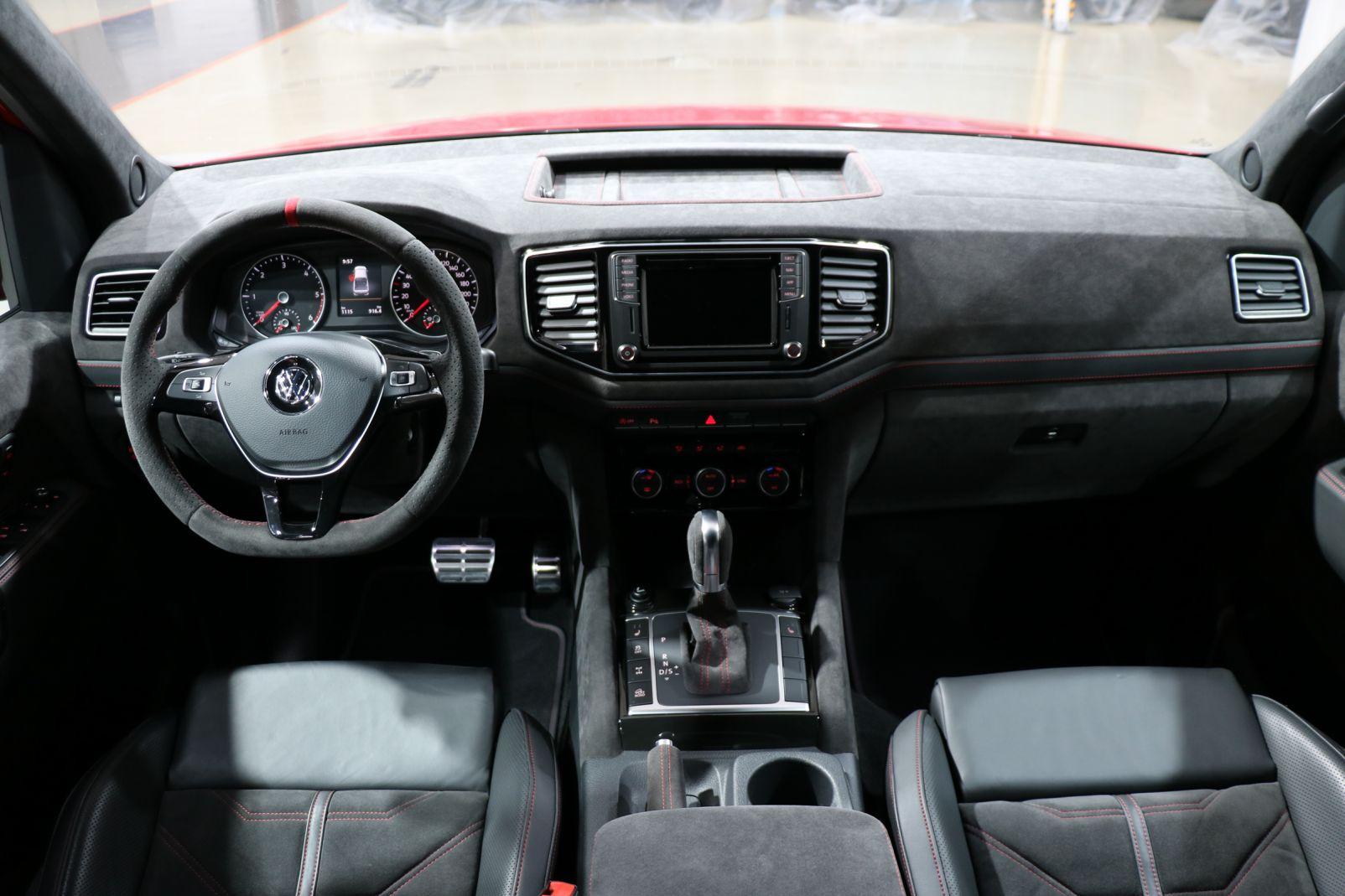 Der Innenraum vom VW Amarok V6 RED ROK vorne