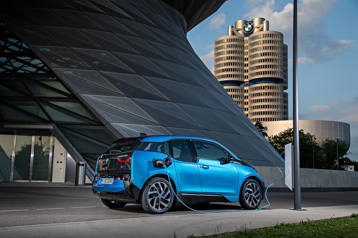 bmw-i3-94ah-vs-opel-ampera-e-paris-automobilsalon-vorschau-13