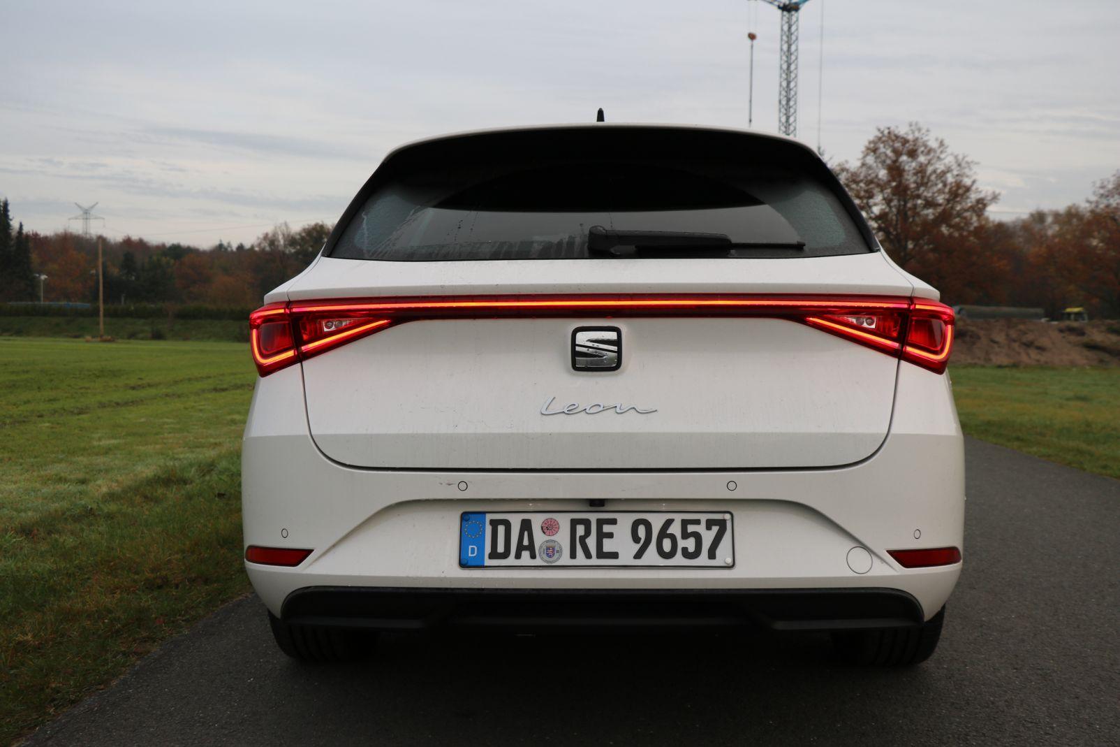 weißer Seat Leon ST 1.5 eTSI Heckansicht