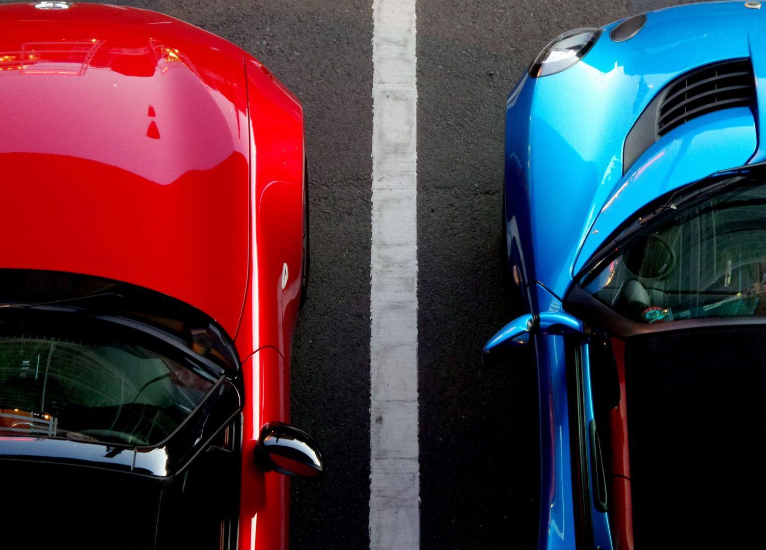 kundenparkplatz zwei eingeparkte autos