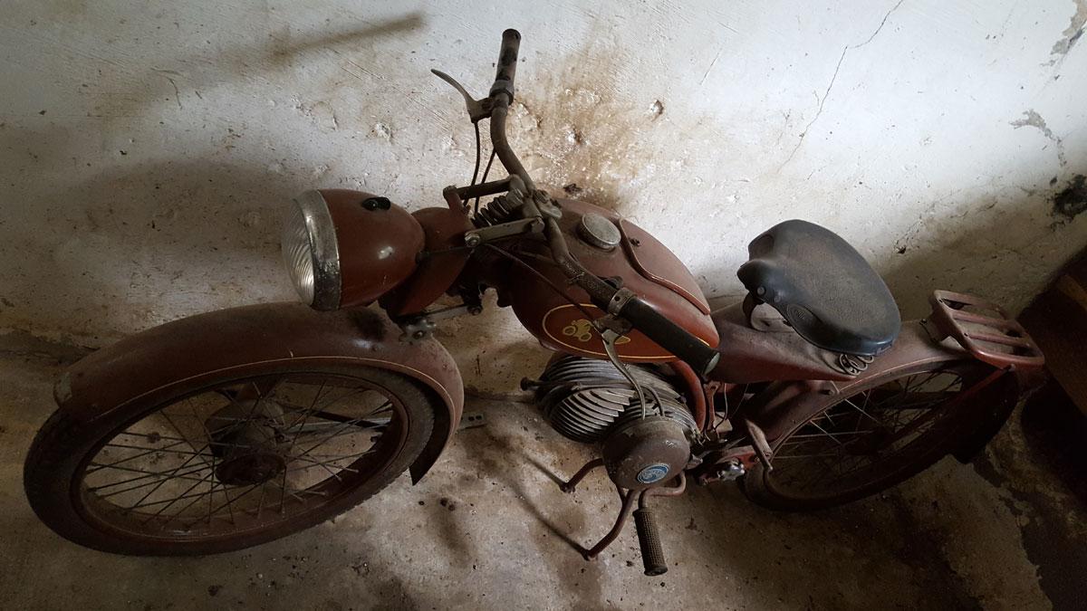 Eine Imme R100 im unbehelligten Originalzustand - Wer mag sie aus dem Schlaf in der Scheune erwecken?