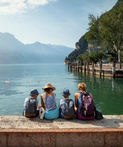 Eine Familie im Urlaub am Meer