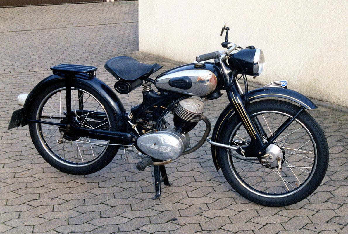 NSU FOX 101 OSB 1954 - Edel: Viergang-Getriebe, Luxusausführung mit verchromten Felgen (Von Andreas Mehlhorn, Kettenkrad - Eigenes Werk, GFDL, https://commons.wikimedia.org/w/index.php?curid=12187567)