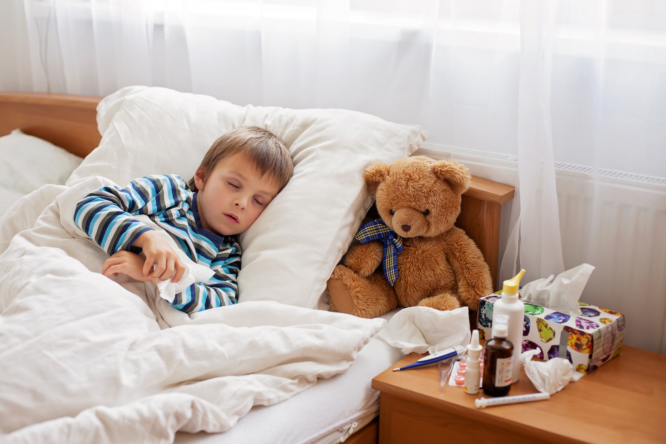 1 мальчик заболел. Ребенок болеет. Малыш болеет. Мальчик в кровати болеет. Кровать для детей.