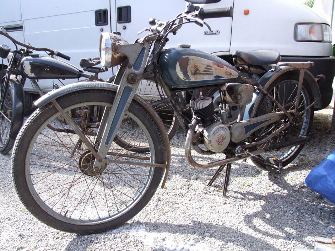 Victoria 100ccm, 1939 (Von Die Autorenschaft wurde nicht in einer maschinell lesbaren Form angegeben. Es wird ChiemseeMan als Autor angenommen (basierend auf den Rechteinhaber-Angaben). - No machine-readable source provided. Own work assumed (based on copyright claims)., Gemeinfrei, https://commons.wikimedia.org/w/index.php?curid=2246474)