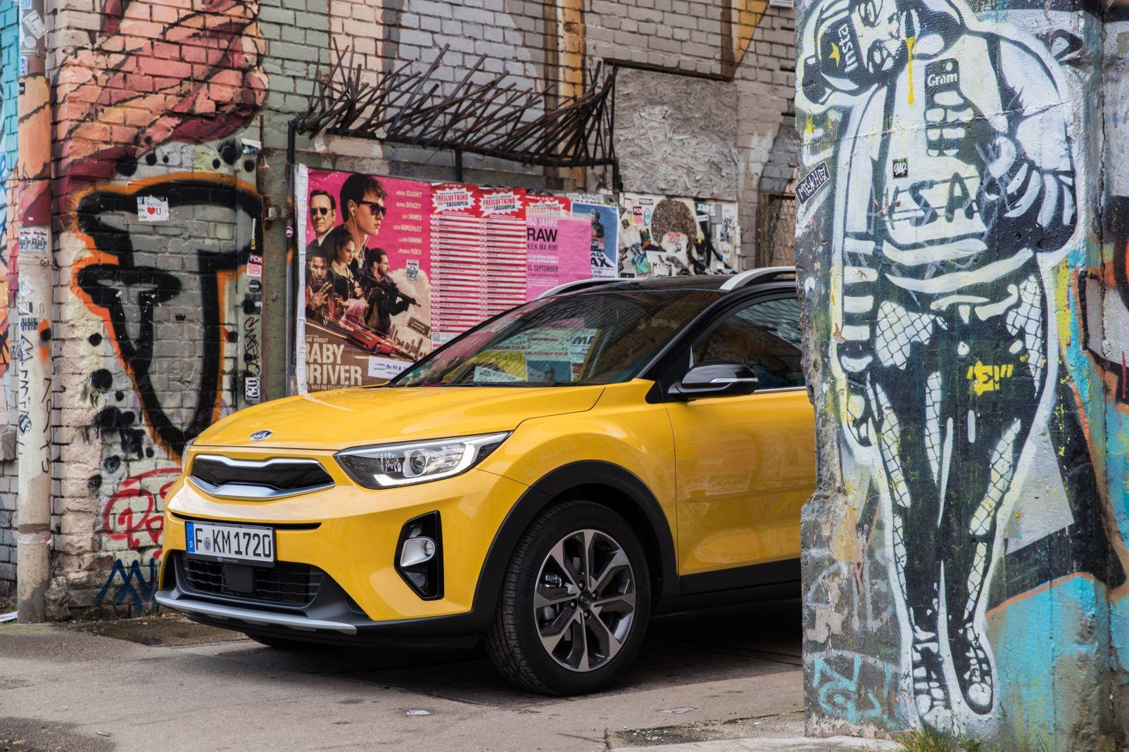 Kia Stonic steht in einer Seitenstraße 