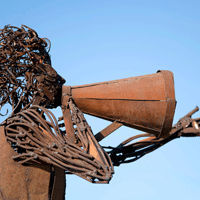 plastiken-frau-megafon-skulptur