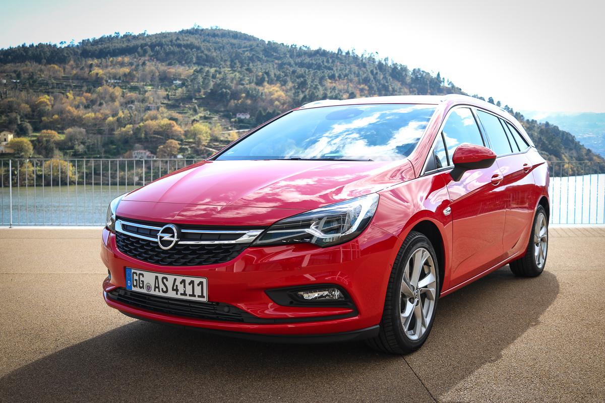 roter Opel Astra Sportstourer