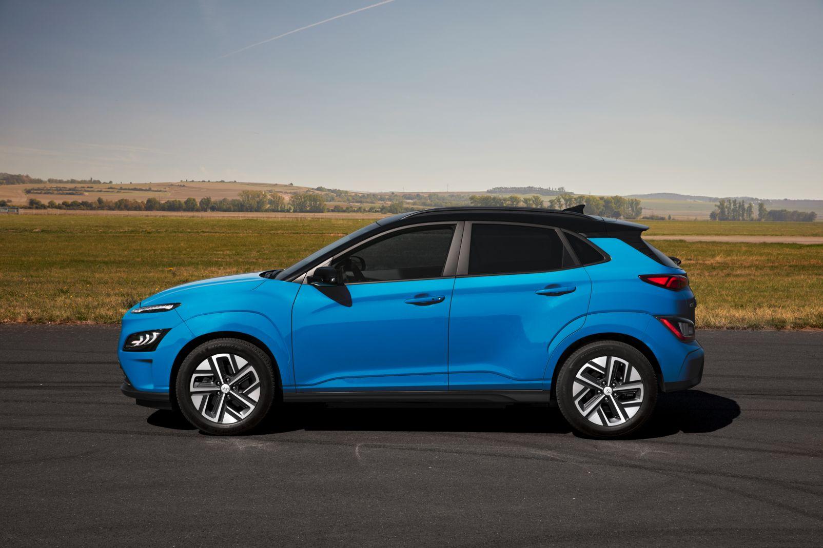 blauer Hyundai Kona Elektro Seitenansicht