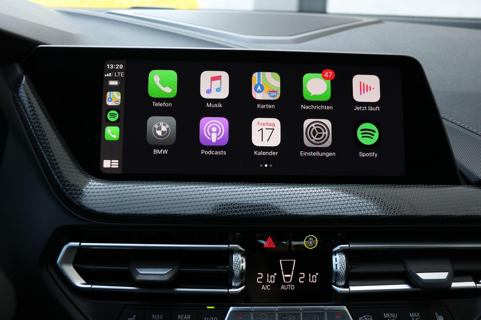 Apple CarPlay - sauber integriert! Blick durch Lenkrad auf das digitale Display.