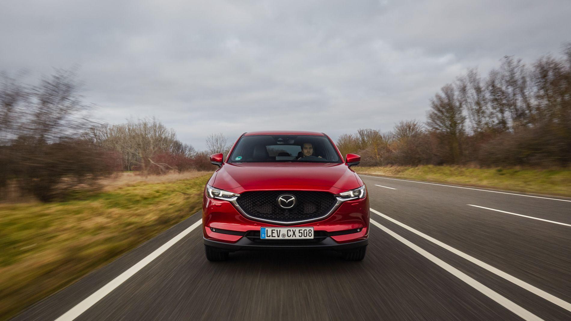 roter Mazda CX-5 auf der Straße