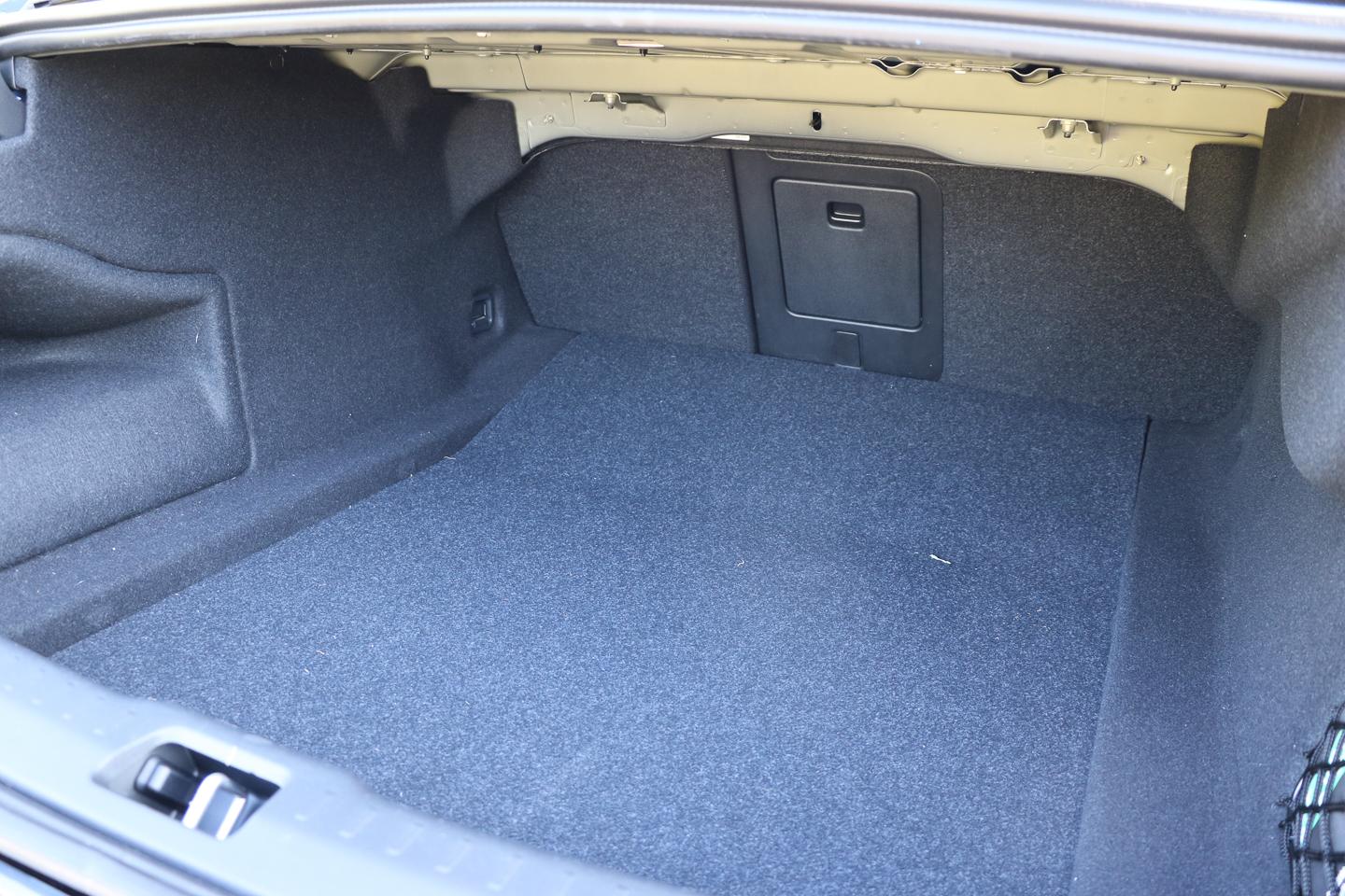 Der Kofferaum fällt überraschend groß aus im Volvo S90!